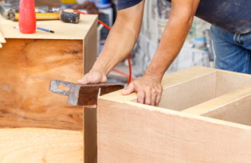 家具の仕上げは手作業で行います。